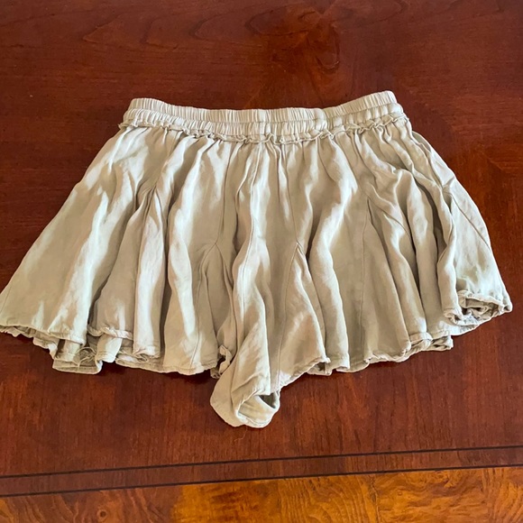 Khaki green flowy shorts - Picture 3 of 3